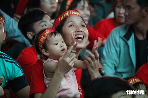 Hàng ngàn CĐV phố đi bộ Nguyễn Huệ: vui nổ trời với bàn thắng của Văn Hậu - Ảnh 10. Hàng ngàn CĐV phố đi bộ Nguyễn Huệ: vui nổ trời với bàn thắng của Văn Hậu - Ảnh 10.