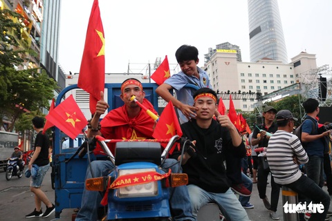 Hàng ngàn CĐV phố đi bộ Nguyễn Huệ: vui nổ trời với bàn thắng của Văn Hậu - Ảnh 7. Hàng ngàn CĐV phố đi bộ Nguyễn Huệ: vui nổ trời với bàn thắng của Văn Hậu - Ảnh 7.