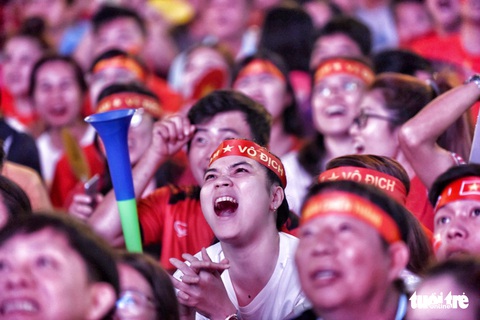 Hàng ngàn CĐV phố đi bộ Nguyễn Huệ: vui nổ trời với bàn thắng của Văn Hậu - Ảnh 5. Hàng ngàn CĐV phố đi bộ Nguyễn Huệ: vui nổ trời với bàn thắng của Văn Hậu - Ảnh 5.