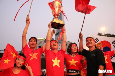 Hàng ngàn CĐV phố đi bộ Nguyễn Huệ: vui nổ trời với bàn thắng của Văn Hậu - Ảnh 8. Hàng ngàn CĐV phố đi bộ Nguyễn Huệ: vui nổ trời với bàn thắng của Văn Hậu - Ảnh 8.