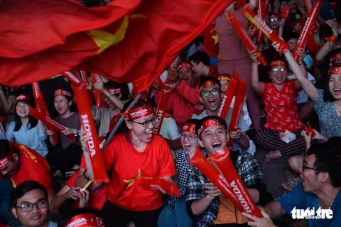 Hàng ngàn CĐV phố đi bộ Nguyễn Huệ: vui nổ trời với bàn thắng của Văn Hậu - Ảnh 2. Hàng ngàn CĐV phố đi bộ Nguyễn Huệ: vui nổ trời với bàn thắng của Văn Hậu - Ảnh 2.