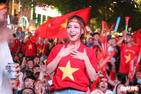 Hàng ngàn CĐV phố đi bộ Nguyễn Huệ: vui nổ trời với bàn thắng của Văn Hậu - Ảnh 4. Hàng ngàn CĐV phố đi bộ Nguyễn Huệ: vui nổ trời với bàn thắng của Văn Hậu - Ảnh 4.