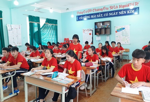 Cả lớp mang áo cờ đỏ sao vàng trong giờ học tiếp lửa U22 Việt Nam - Ảnh 1. Cả lớp mang áo cờ đỏ sao vàng trong giờ học tiếp lửa U22 Việt Nam - Ảnh 1.
