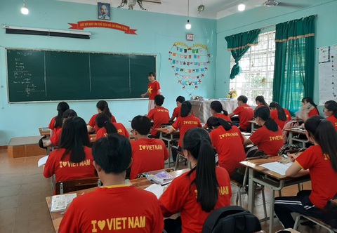 Cả lớp mang áo cờ đỏ sao vàng trong giờ học tiếp lửa U22 Việt Nam - Ảnh 2. Cả lớp mang áo cờ đỏ sao vàng trong giờ học tiếp lửa U22 Việt Nam - Ảnh 2.