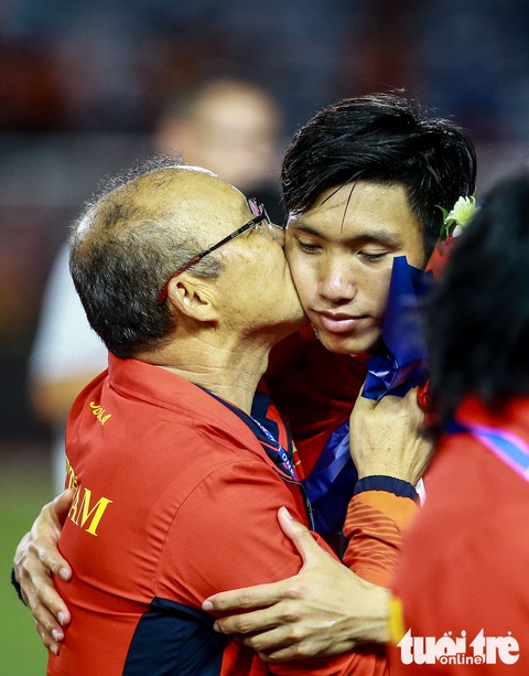 Đoàn Văn Hậu: Hai bàn thắng vàng và đầu gối rớm máu - Ảnh 9. Đoàn Văn Hậu: Hai bàn thắng vàng và đầu gối rớm máu - Ảnh 9.