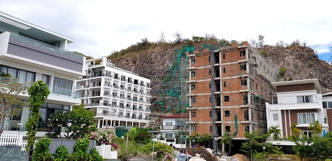 Nha Trang: bức xúc với xử lý vi phạm trật tự xây dựng... trên giấy - Ảnh 1. Nha Trang: bức xúc với xử lý vi phạm trật tự xây dựng... trên giấy - Ảnh 1.