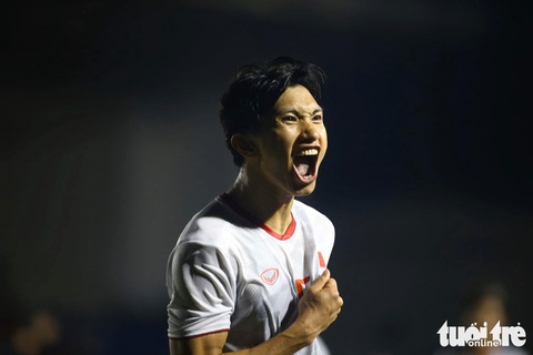 Đoàn Văn Hậu: Hai bàn thắng vàng và đầu gối rớm máu - Ảnh 3. Đoàn Văn Hậu: Hai bàn thắng vàng và đầu gối rớm máu - Ảnh 3.