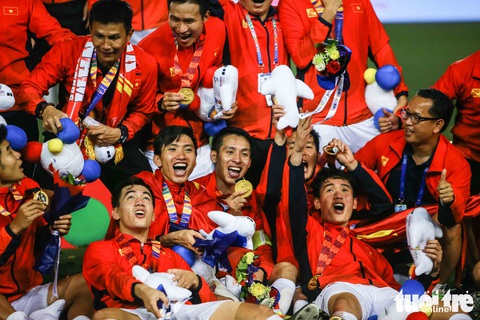 Đoàn Văn Hậu: Hai bàn thắng vàng và đầu gối rớm máu - Ảnh 6. Đoàn Văn Hậu: Hai bàn thắng vàng và đầu gối rớm máu - Ảnh 6.