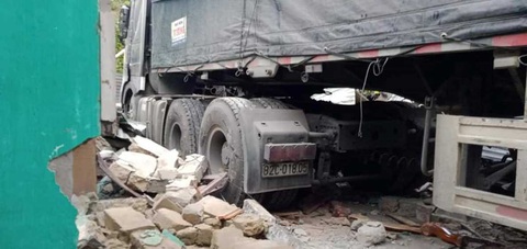Tài xế xe container đâm sập nhà dân có nồng độ cồn trong máu cao - Ảnh 3. Tài xế xe container đâm sập nhà dân có nồng độ cồn trong máu cao - Ảnh 3.
