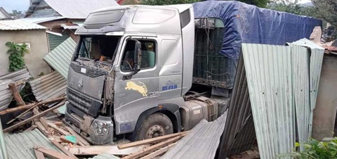 Tài xế xe container đâm sập nhà dân có nồng độ cồn trong máu cao - Ảnh 1. Tài xế xe container đâm sập nhà dân có nồng độ cồn trong máu cao - Ảnh 1.