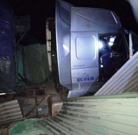 Xe container lao vào nhà trong đêm, nhà đổ sập dưới bánh xe, 3 người thoát chết - Ảnh 3. Xe container lao vào nhà trong đêm, nhà đổ sập dưới bánh xe, 3 người thoát chết - Ảnh 3.