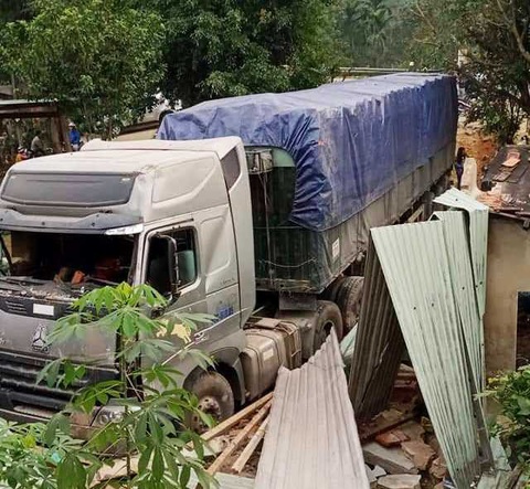 Xe container lao vào nhà trong đêm, nhà đổ sập dưới bánh xe, 3 người thoát chết - Ảnh 6. Xe container lao vào nhà trong đêm, nhà đổ sập dưới bánh xe, 3 người thoát chết - Ảnh 6.