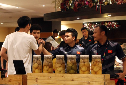 Văn Hậu cười tỏa nắng chia tay ông Park và các đồng đội - Ảnh 1. Văn Hậu cười tỏa nắng chia tay ông Park và các đồng đội - Ảnh 1.