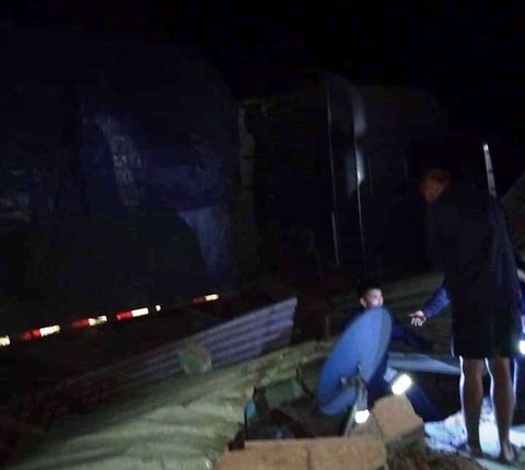 Xe container lao vào nhà trong đêm, nhà đổ sập dưới bánh xe, 3 người thoát chết - Ảnh 4. Xe container lao vào nhà trong đêm, nhà đổ sập dưới bánh xe, 3 người thoát chết - Ảnh 4.