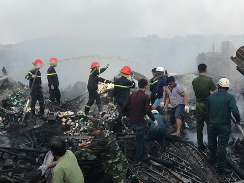 Cháy rụi 13 căn nhà gần chợ Năm Căn, một bé gái thiệt mạng - Ảnh 1. Cháy rụi 13 căn nhà gần chợ Năm Căn, một bé gái thiệt mạng - Ảnh 1.