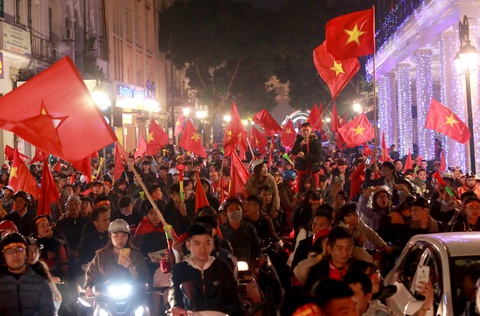Hà Nội đốt pháo sáng, đi xe tải mừng chiến thắng 3-0 - Ảnh 2. Hà Nội đốt pháo sáng, đi xe tải mừng chiến thắng 3-0 - Ảnh 2.