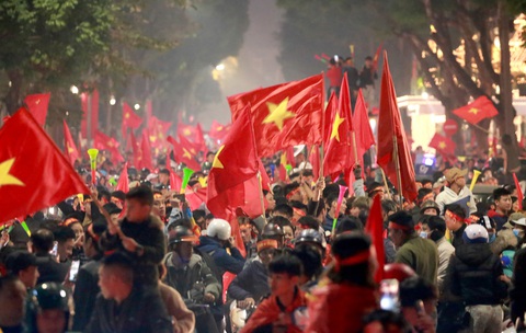 Hà Nội đốt pháo sáng, đi xe tải mừng chiến thắng 3-0 - Ảnh 1. Hà Nội đốt pháo sáng, đi xe tải mừng chiến thắng 3-0 - Ảnh 1.