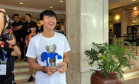 Văn Hậu cười tỏa nắng chia tay ông Park và các đồng đội - Ảnh 2. Văn Hậu cười tỏa nắng chia tay ông Park và các đồng đội - Ảnh 2.