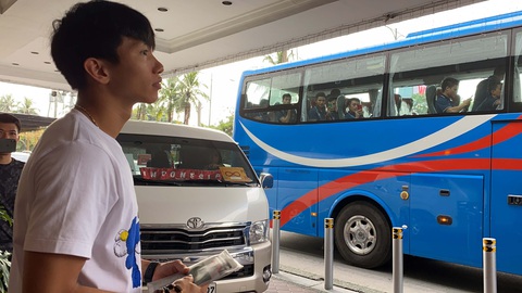 Văn Hậu cười tỏa nắng chia tay ông Park và các đồng đội - Ảnh 4. Văn Hậu cười tỏa nắng chia tay ông Park và các đồng đội - Ảnh 4.