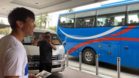 Văn Hậu cười tỏa nắng chia tay ông Park và các đồng đội - Ảnh 5. Văn Hậu cười tỏa nắng chia tay ông Park và các đồng đội - Ảnh 5.