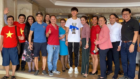 Văn Hậu cười tỏa nắng chia tay ông Park và các đồng đội - Ảnh 9. Văn Hậu cười tỏa nắng chia tay ông Park và các đồng đội - Ảnh 9.