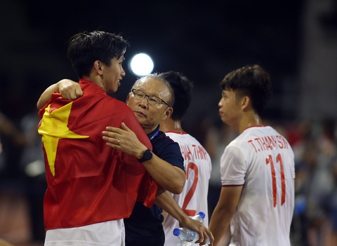 Văn Hậu: Tôi đã đến xin lỗi Evan Dimas. Tôi nói tôi xin lỗi anh ấy rất nhiều - Ảnh 3. Văn Hậu: Tôi đã đến xin lỗi Evan Dimas. Tôi nói tôi xin lỗi anh ấy rất nhiều - Ảnh 3.