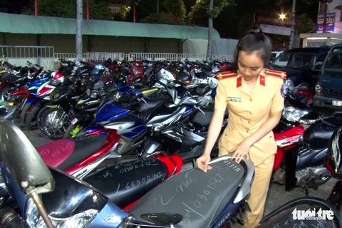 Hơn 250 xe đi ‘bão’ lạng lách, nẹt pô… bị tạm giữ, trụ sở công an chật kín xe vi phạm - Ảnh 2. Hơn 250 xe đi ‘bão’ lạng lách, nẹt pô… bị tạm giữ, trụ sở công an chật kín xe vi phạm - Ảnh 2.