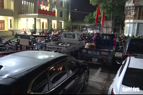 Hơn 250 xe đi ‘bão’ lạng lách, nẹt pô… bị tạm giữ, trụ sở công an chật kín xe vi phạm - Ảnh 5. Hơn 250 xe đi ‘bão’ lạng lách, nẹt pô… bị tạm giữ, trụ sở công an chật kín xe vi phạm - Ảnh 5.