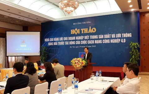 Khiển trách hai cán bộ đi nước ngoài quá thời hạn, phê bình vụ trưởng - Ảnh 1. Khiển trách hai cán bộ đi nước ngoài quá thời hạn, phê bình vụ trưởng - Ảnh 1.