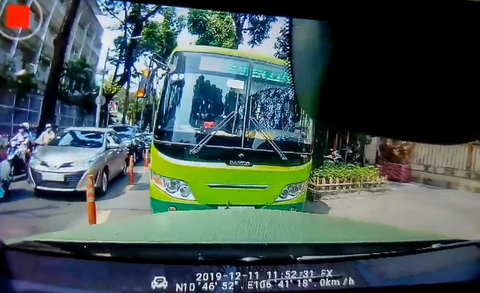 Xe buýt chạy ngược chiều nghênh ngang, một ôtô buộc xe buýt phải đi đúng - Ảnh 1. Xe buýt chạy ngược chiều nghênh ngang, một ôtô buộc xe buýt phải đi đúng - Ảnh 1.