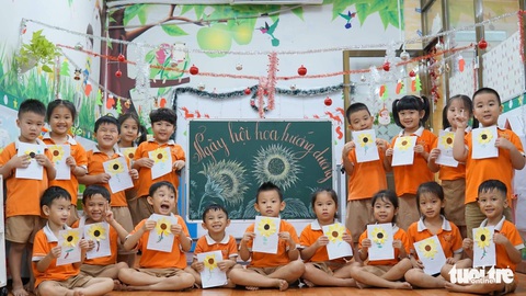 Học sinh mầm non làm hoa hướng dương tặng bệnh nhi ung thư - Ảnh 1. Học sinh mầm non làm hoa hướng dương tặng bệnh nhi ung thư - Ảnh 1.