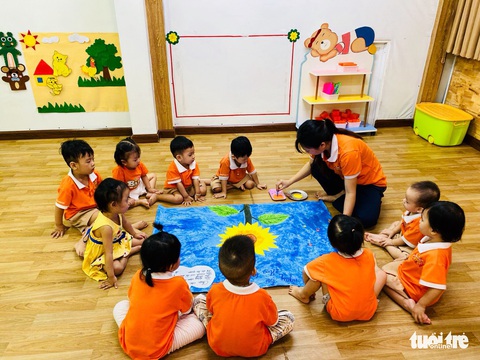 Học sinh mầm non làm hoa hướng dương tặng bệnh nhi ung thư - Ảnh 2. Học sinh mầm non làm hoa hướng dương tặng bệnh nhi ung thư - Ảnh 2.