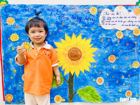 Học sinh mầm non làm hoa hướng dương tặng bệnh nhi ung thư - Ảnh 4. Học sinh mầm non làm hoa hướng dương tặng bệnh nhi ung thư - Ảnh 4.
