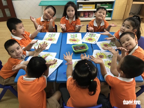 Học sinh mầm non làm hoa hướng dương tặng bệnh nhi ung thư - Ảnh 5. Học sinh mầm non làm hoa hướng dương tặng bệnh nhi ung thư - Ảnh 5.