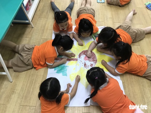 Học sinh mầm non làm hoa hướng dương tặng bệnh nhi ung thư - Ảnh 7. Học sinh mầm non làm hoa hướng dương tặng bệnh nhi ung thư - Ảnh 7.