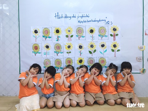 Học sinh mầm non làm hoa hướng dương tặng bệnh nhi ung thư - Ảnh 8. Học sinh mầm non làm hoa hướng dương tặng bệnh nhi ung thư - Ảnh 8.