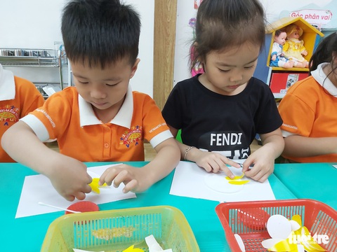 Học sinh mầm non làm hoa hướng dương tặng bệnh nhi ung thư - Ảnh 3. Học sinh mầm non làm hoa hướng dương tặng bệnh nhi ung thư - Ảnh 3.