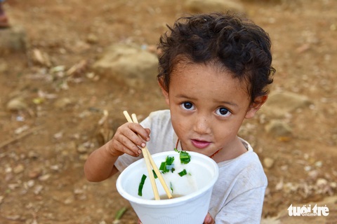 Cô giáo hỏi ai chưa từng ăn phở, tất cả các con đều giơ tay - Ảnh 1. Cô giáo hỏi ai chưa từng ăn phở, tất cả các con đều giơ tay - Ảnh 1.