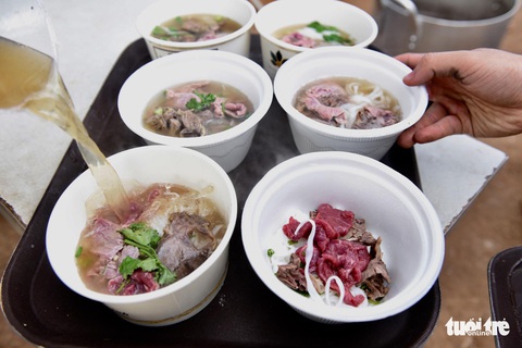 Cô giáo hỏi ai chưa từng ăn phở, tất cả các con đều giơ tay - Ảnh 12. Cô giáo hỏi ai chưa từng ăn phở, tất cả các con đều giơ tay - Ảnh 12.