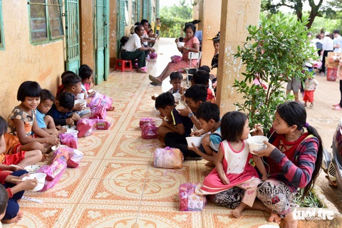 Cô giáo hỏi ai chưa từng ăn phở, tất cả các con đều giơ tay - Ảnh 4. Cô giáo hỏi ai chưa từng ăn phở, tất cả các con đều giơ tay - Ảnh 4.
