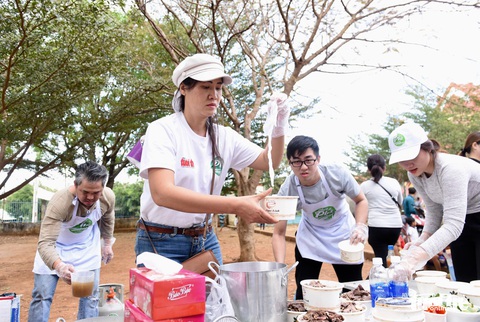 Cô giáo hỏi ai chưa từng ăn phở, tất cả các con đều giơ tay - Ảnh 11. Cô giáo hỏi ai chưa từng ăn phở, tất cả các con đều giơ tay - Ảnh 11.