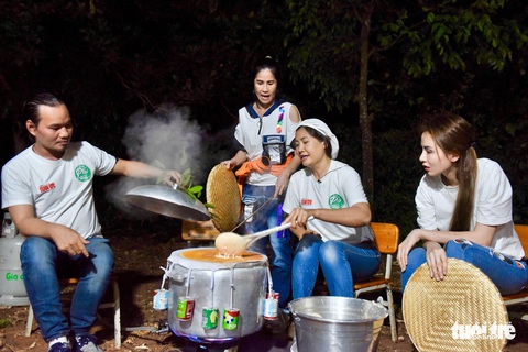 Nhóm lửa đêm trăng, sẵn sàng 1.000 tô phở cho Ngày của Phở 12-12 - Ảnh 2. Nhóm lửa đêm trăng, sẵn sàng 1.000 tô phở cho Ngày của Phở 12-12 - Ảnh 2.