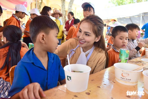 Đại tiệc phở cho trẻ em vùng sâu, hết sạch sành sanh hơn 1.000 suất - Ảnh 3. Đại tiệc phở cho trẻ em vùng sâu, hết sạch sành sanh hơn 1.000 suất - Ảnh 3.