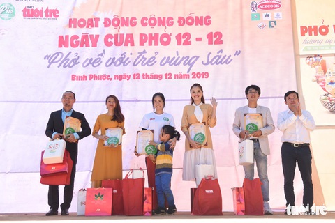 Đại tiệc phở cho trẻ em vùng sâu, hết sạch sành sanh hơn 1.000 suất - Ảnh 11. Đại tiệc phở cho trẻ em vùng sâu, hết sạch sành sanh hơn 1.000 suất - Ảnh 11.