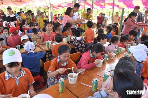 Đại tiệc phở cho trẻ em vùng sâu, hết sạch sành sanh hơn 1.000 suất - Ảnh 1. Đại tiệc phở cho trẻ em vùng sâu, hết sạch sành sanh hơn 1.000 suất - Ảnh 1.