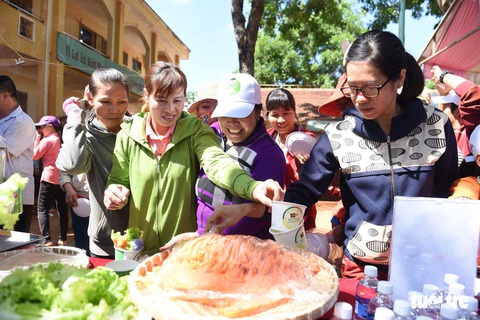 Đại tiệc phở cho trẻ em vùng sâu, hết sạch sành sanh hơn 1.000 suất - Ảnh 7. Đại tiệc phở cho trẻ em vùng sâu, hết sạch sành sanh hơn 1.000 suất - Ảnh 7.