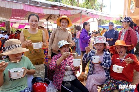 Đại tiệc phở cho trẻ em vùng sâu, hết sạch sành sanh hơn 1.000 suất - Ảnh 6. Đại tiệc phở cho trẻ em vùng sâu, hết sạch sành sanh hơn 1.000 suất - Ảnh 6.