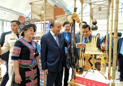 Thủ tướng Nguyễn Xuân Phúc: Sau chiến thắng bóng đá là ý chí cả dân tộc - Ảnh 8. Thủ tướng Nguyễn Xuân Phúc: Sau chiến thắng bóng đá là ý chí cả dân tộc - Ảnh 8.
