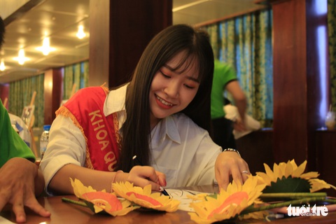 Có một ‘cánh đồng’ hướng dương đang nở rộ tại ĐH Công nghiệp TP.HCM - Ảnh 6. Có một ‘cánh đồng’ hướng dương đang nở rộ tại ĐH Công nghiệp TP.HCM - Ảnh 6.