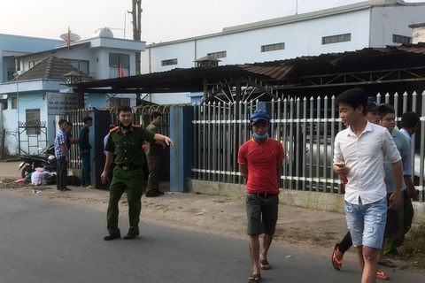 Người đàn ông cầm dao kề cổ, cố thủ 9 giờ liền - Ảnh 2. Người đàn ông cầm dao kề cổ, cố thủ 9 giờ liền - Ảnh 2.